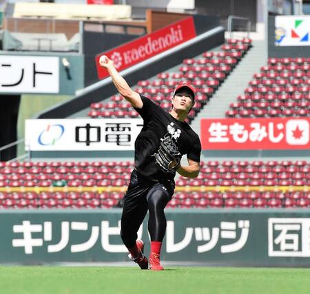 投手指名練習でキャッチボールを行う斉藤優(撮影・畠山賢大）