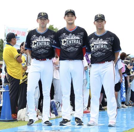 ヒーローズウォークに登場した（左から）遠藤、岡本、坂倉（撮影・伊藤笙子）