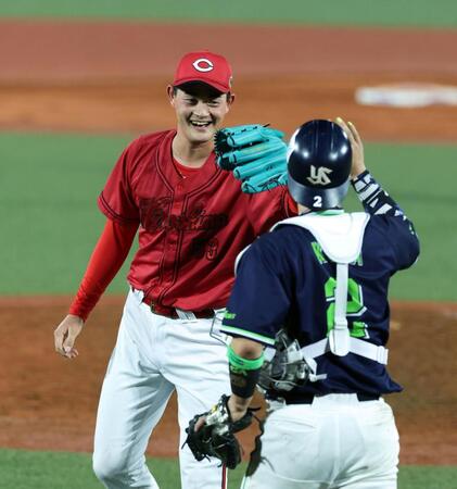 岡本は試合を締め、古賀と笑顔でタッチする（撮影・山口登）