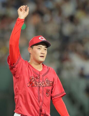８回を無失点に抑えベンチに戻る岡本（撮影・西田忠信）