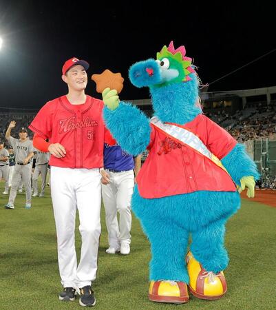 スラィリーと場内一周する岡本（撮影・西田忠信）