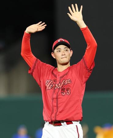 試合後スタンドに手を振る岡本（撮影・伊藤笙子）