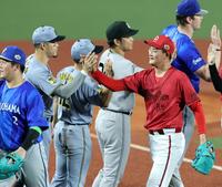 岡本は試合を締めナインとタッチする（撮影・山口登）