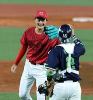 岡本は試合を締め、古賀と笑顔でタッチする（撮影・山口登）