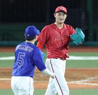 ８回、無失点に抑え、村松（左）とタッチを交わす岡本（撮影・西岡正）