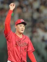 ８回を無失点に抑えベンチに戻る岡本（撮影・西田忠信）