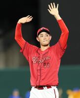 試合後スタンドに手を振る岡本（撮影・伊藤笙子）