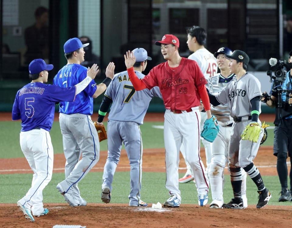 全パに勝利し、ナインとタッチを交わす岡本（中央）＝撮影・西岡正