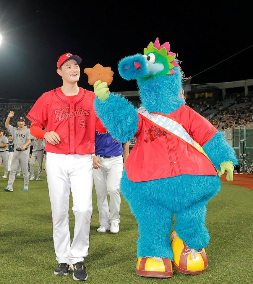 スラィリーと場内一周する岡本（撮影・西田忠信）