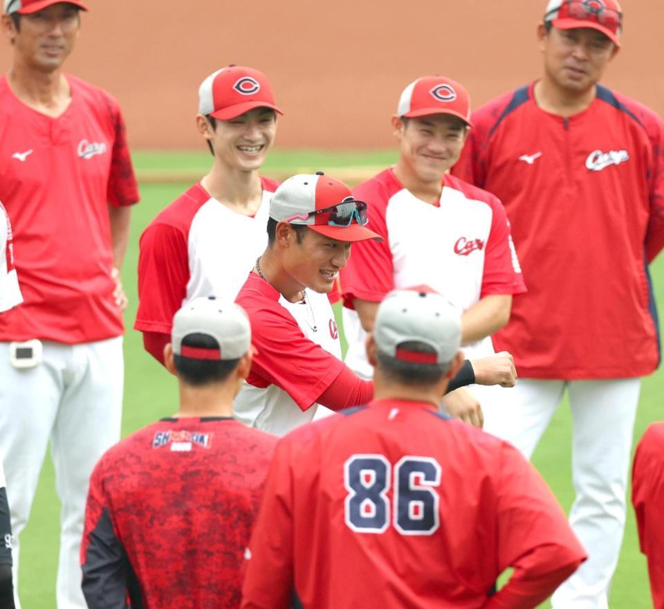 全体練習前、声を出す名原（中央）＝撮影・北村雅宏