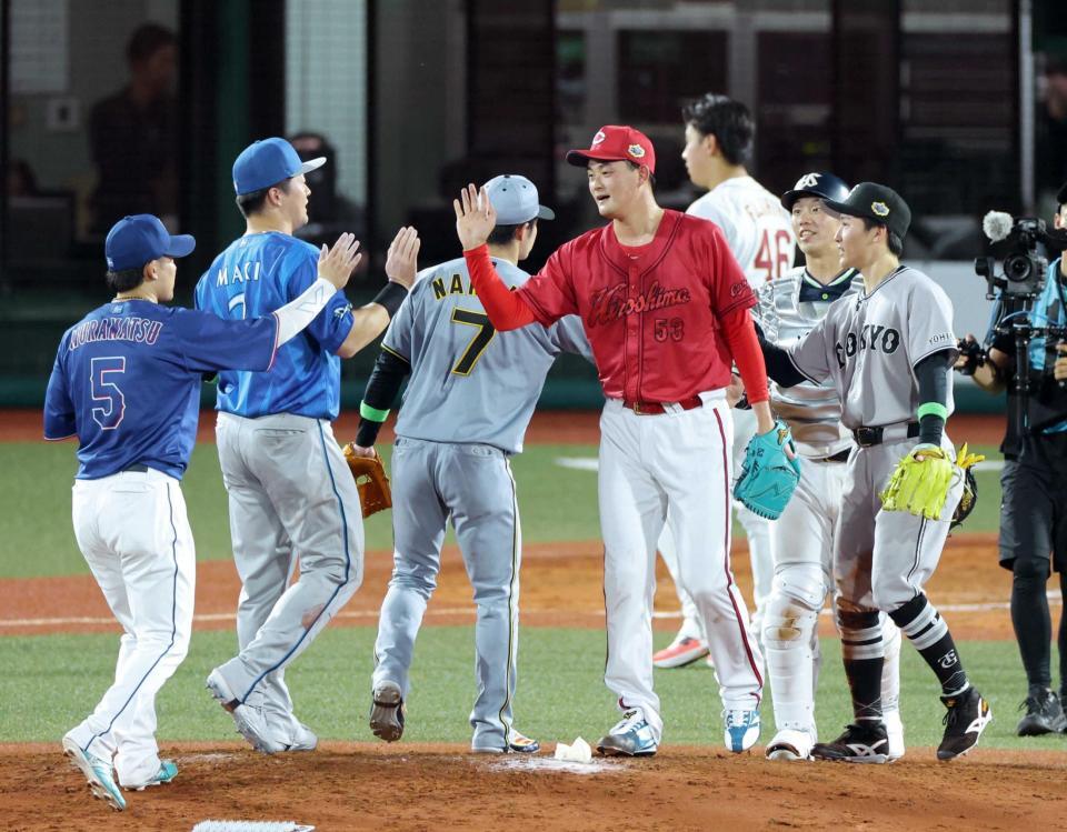 全パに勝利し、ナインとタッチを交わす岡本（中央）＝撮影・西岡正