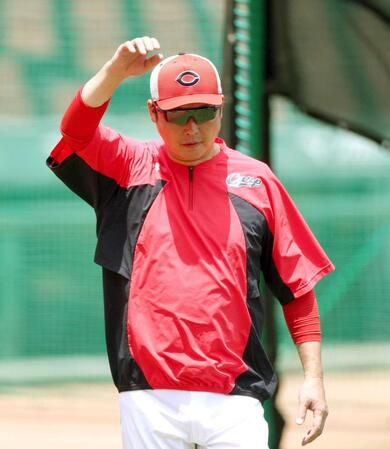 神妙な面持ちで練習を見守る新井監督（撮影・北村雅宏）