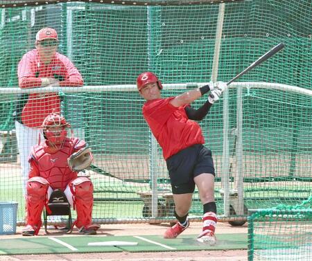 新井監督（左奥）が見守る前で打撃練習する佐々木（撮影・北村雅宏）