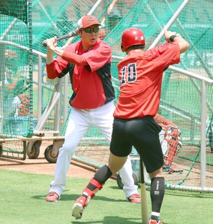 佐々木に打撃のアドバイスをする新井監督