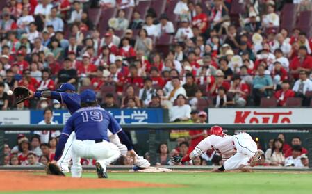 ３回、二ゴロを放ち一塁へヘッドスライディングするも，アウトとなる名原（撮影・北村雅宏）