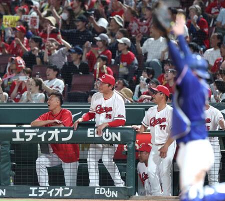 ７回、代打・佐藤啓が二直に倒れ、ベンチで悔しがる新井監督（左から２人目）＝撮影・北村雅宏
