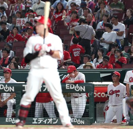 ５回攻撃中、ベンチで汗を拭う新井監督（中央）＝撮影・北村雅宏