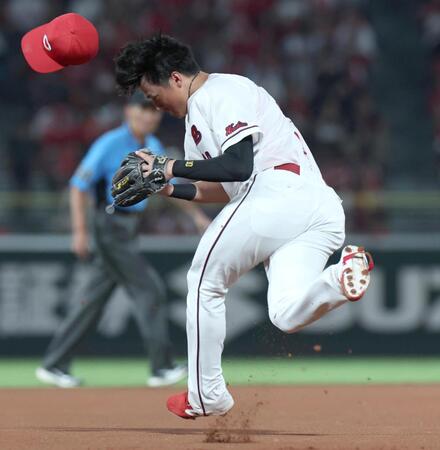 ６回、石川昂のゴロをさばく佐々木（撮影・北村雅宏）