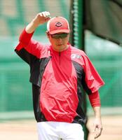 神妙な面持ちで練習を見守る新井監督（撮影・北村雅宏）