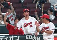 ８回、菊池が勝ち越しソロを放ち、ほえる新井監督（中央）＝撮影・北村雅宏