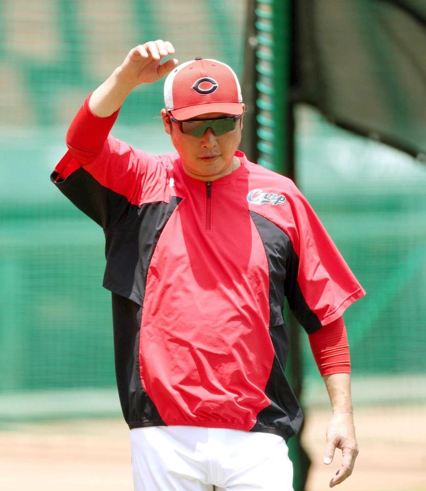 神妙な面持ちで練習を見守る新井監督（撮影・北村雅宏）