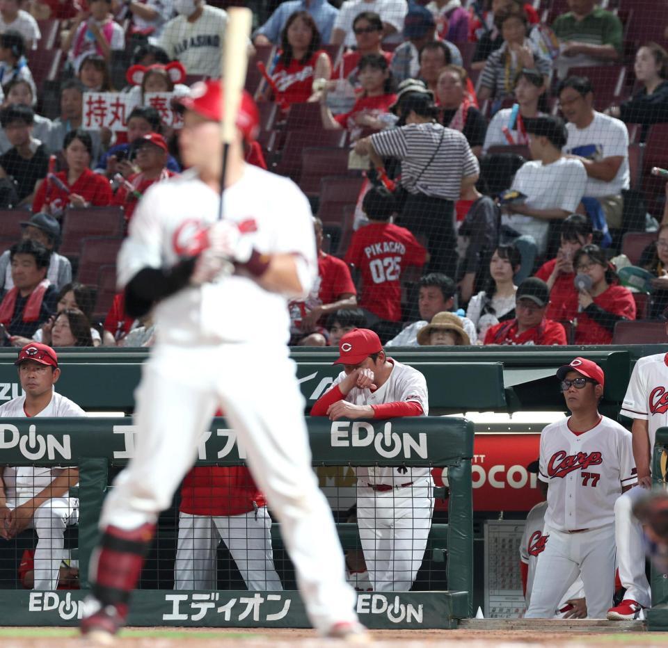 ５回攻撃中、ベンチで汗を拭う新井監督（中央）＝撮影・北村雅宏