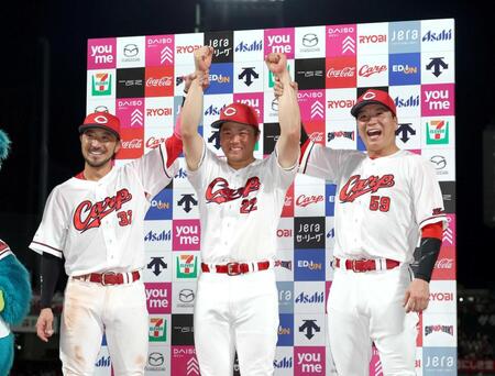 お立ち台でポーズをとる（左から）菊池、高、大盛（撮影・北村雅宏）