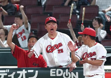 ８回、菊池が勝ち越しソロを放ち、ほえる新井監督（中央）＝撮影・北村雅宏