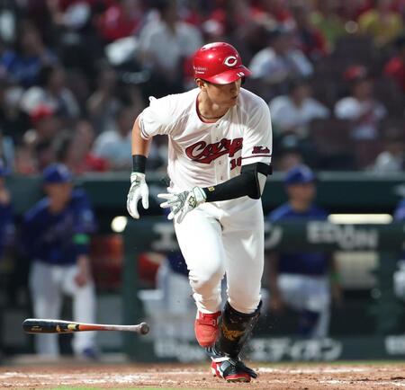 ４回、中前打を放つ佐々木（撮影・北村雅宏）