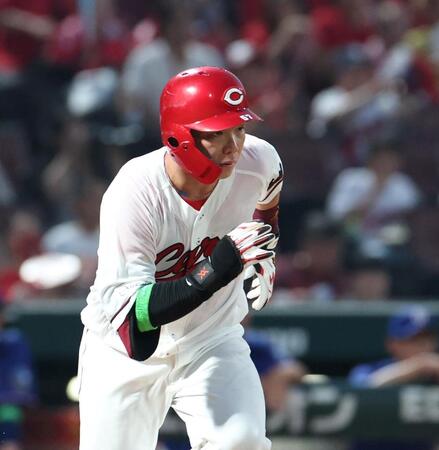 ４回、右前打を放ち持丸（撮影・北村雅宏）