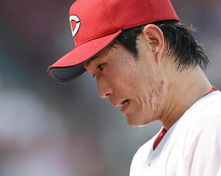 ４回表を終え、ベンチに戻る斉藤優