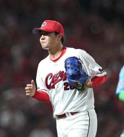 ８回、無失点に抑えてベンチに戻る益田（撮影・北村雅宏）