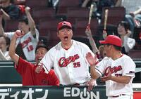 ８回、菊池が勝ち越しソロを放ち、ほえる新井監督（中央）