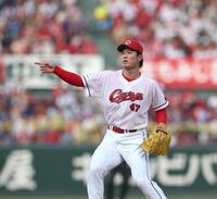 １回、福永のゴロを指さす斉藤優（撮影・北村雅宏）