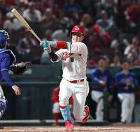 ５回、打席でファウルを放つ小園（撮影・北村雅宏）