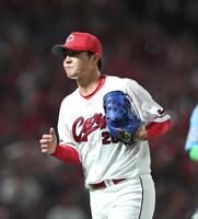 ８回、無失点に抑えてベンチに戻る益田（撮影・北村雅宏）