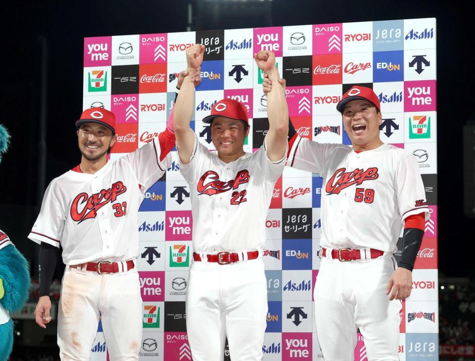 お立ち台でポーズをとる（左から）菊池、高、大盛（撮影・北村雅宏）