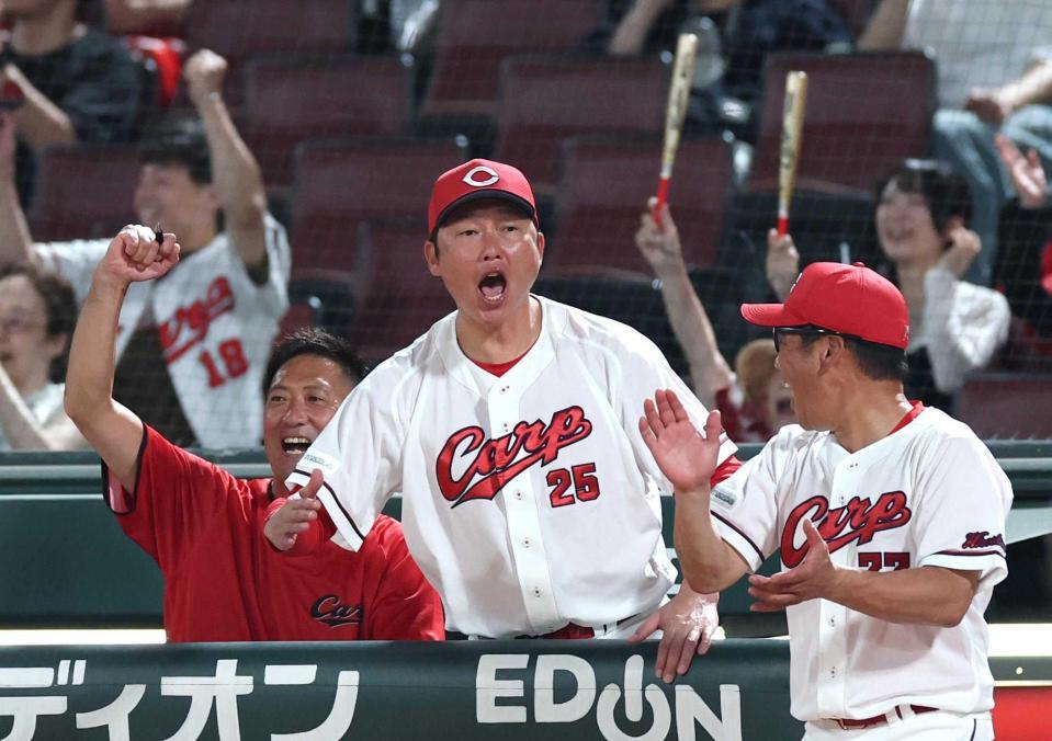 ８回、菊池が勝ち越しソロを放ち、ほえる新井監督（中央）