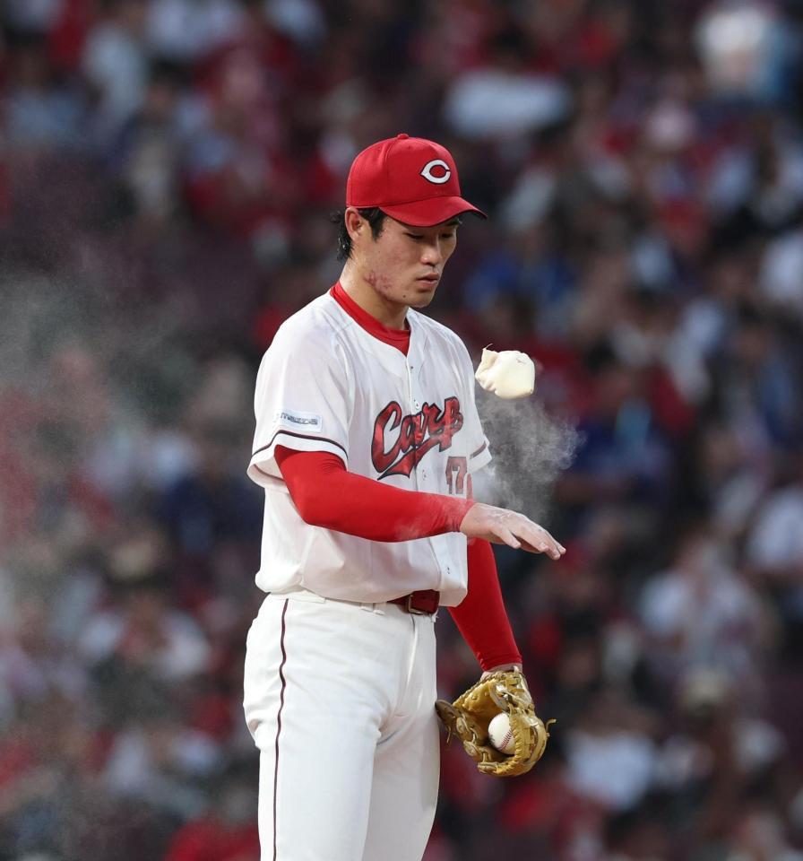 ４回、ロジンの粉を手につける斉藤優（撮影・北村雅宏）