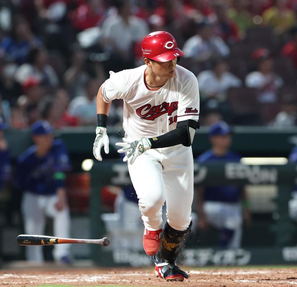 ４回、中前打を放つ佐々木（撮影・北村雅宏）