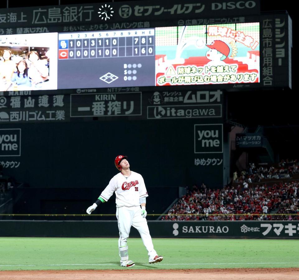 ７回、二ゴロに倒れて残念がる坂倉（撮影・北村雅宏）