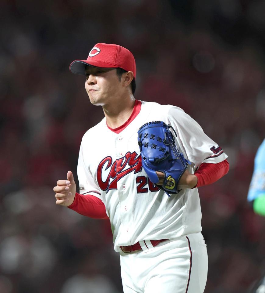 ８回、無失点に抑えてベンチに戻る益田（撮影・北村雅宏）