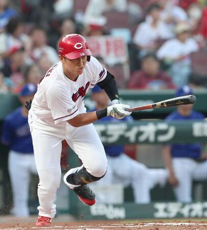 ２回、右前打を放つ佐々木（撮影・北村雅宏）