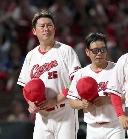 中日に敗れ、ファンにあいさつする新井監督（左）