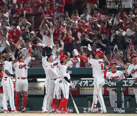 ８回、秋山（９）が逆転となる２ランを放ち、歓喜する広島ナイン（撮影・北村雅宏）