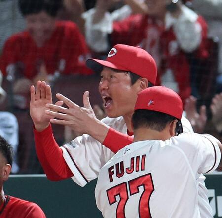 ８回、秋山が逆転となる２ランを放ち、喜ぶ新井監督（撮影・北村雅宏）