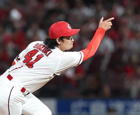 ４回から登板する鈴木（撮影・北村雅宏）