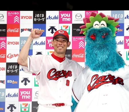 お立ち台でスラィリーとポーズをとる秋山（撮影・北村雅宏）
