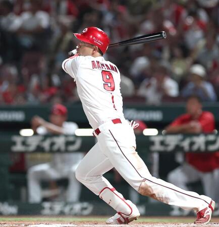 ８回、逆転となる２ランを放つ秋山（撮影・北村雅宏）