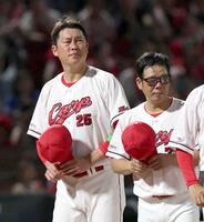 中日に敗れ、ファンにあいさつする新井監督（左）